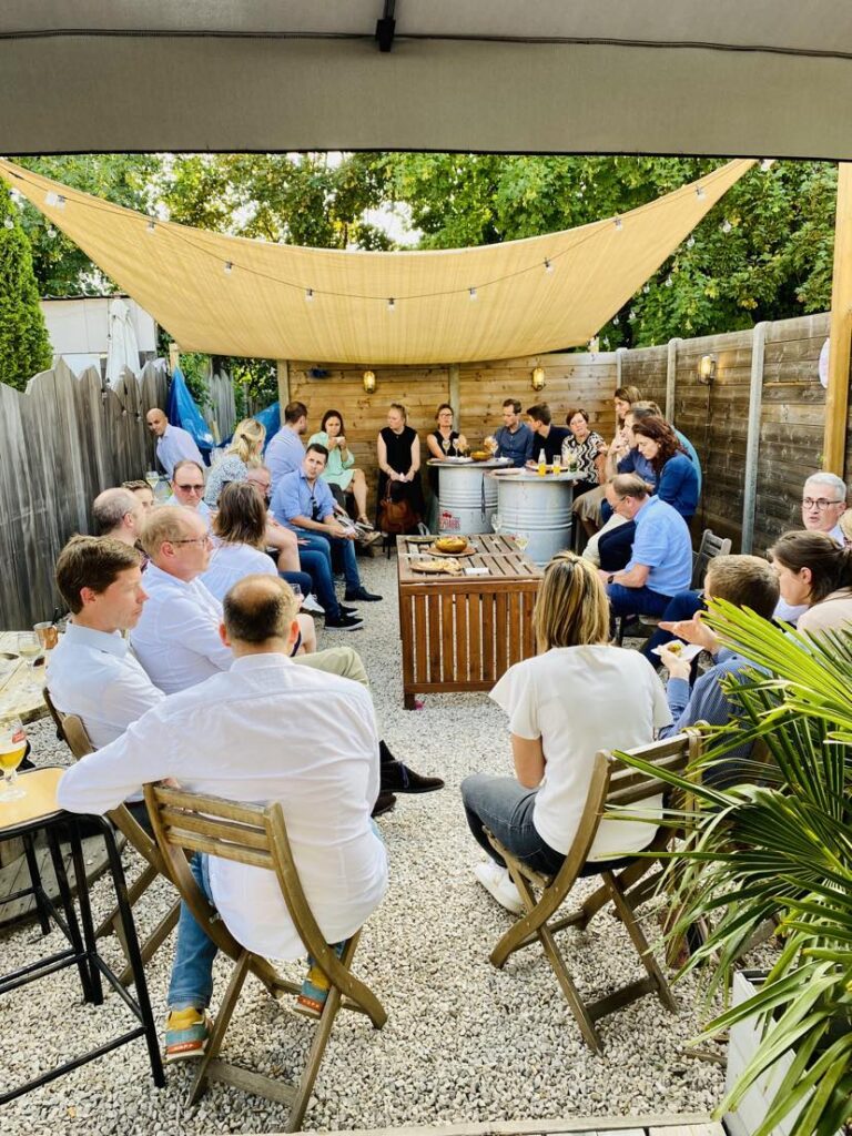 zonnige zomer op het terras van Copaincopine tijdens een afterwork